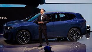 Oliver Zipse, Vorstandschef von BMW, präsentiert den BMW iX3 vor Beginn der Internationalen Automobil-Ausstellung (IAA Mobility) als erstes Modell der Neuen Klasse. Das Unternehmen will damit in eine „neue Ära“ aufbrechen.
