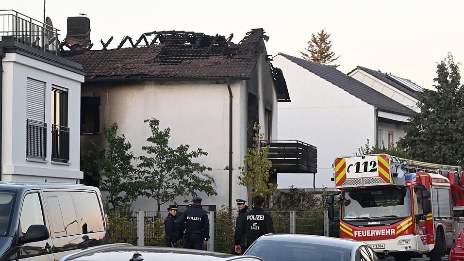 Das Haus konnte erst betreten werden, nachdem Sprengfallen unschädlich gemacht worden waren. In dem Zusammenhang wurde das Oktoberfest zeitweise gesperrt, nachdem ein bedrohliches Schreiben des Tatverdächtigen aufgetaucht war. (Archivbild) Das Haus konnte erst betreten werden, nachdem Sprengfallen unschädlich gemacht worden waren. In dem Zusammenhang wurde das Oktoberfest zeitweise gesperrt, nachdem ein bedrohliches Schreiben des Tatverdächtigen aufgetaucht war. (Archivbild)
