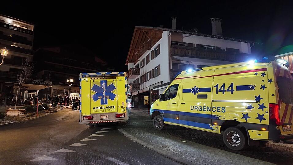Viele Verletzte wurden in der Silvesternacht in Crans-Montana mit Rettungswagen in Kliniken gebracht.
