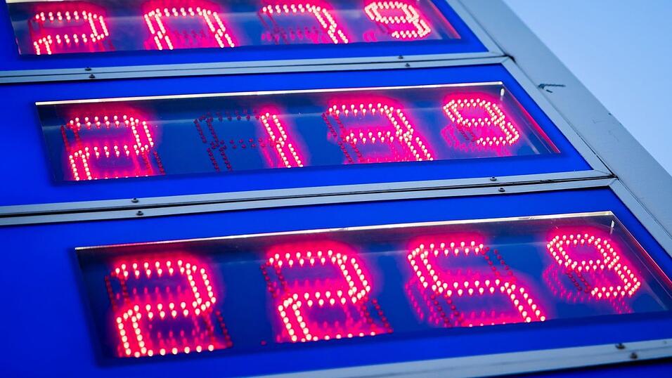 An den Tankstellen bekommen die Menschen in Deutschland die Auswirkungen des Krieges im Iran zu sp&uuml;ren. (Symbolbild)