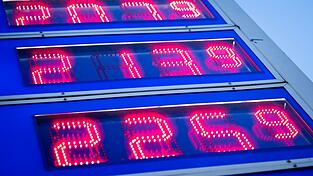 An den Tankstellen bekommen die Menschen in Deutschland die Auswirkungen des Krieges im Iran zu sp&uuml;ren. (Symbolbild)