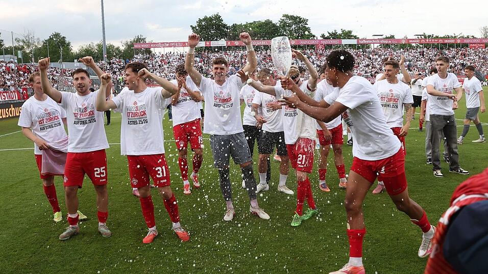 Die Würzburger Kickers ließen es nach der Relegation krachen. (Archivbild) Die Würzburger Kickers ließen es nach der Relegation krachen. (Archivbild)