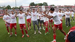 Die Würzburger Kickers ließen es nach der Relegation krachen. (Archivbild) Die Würzburger Kickers ließen es nach der Relegation krachen. (Archivbild)