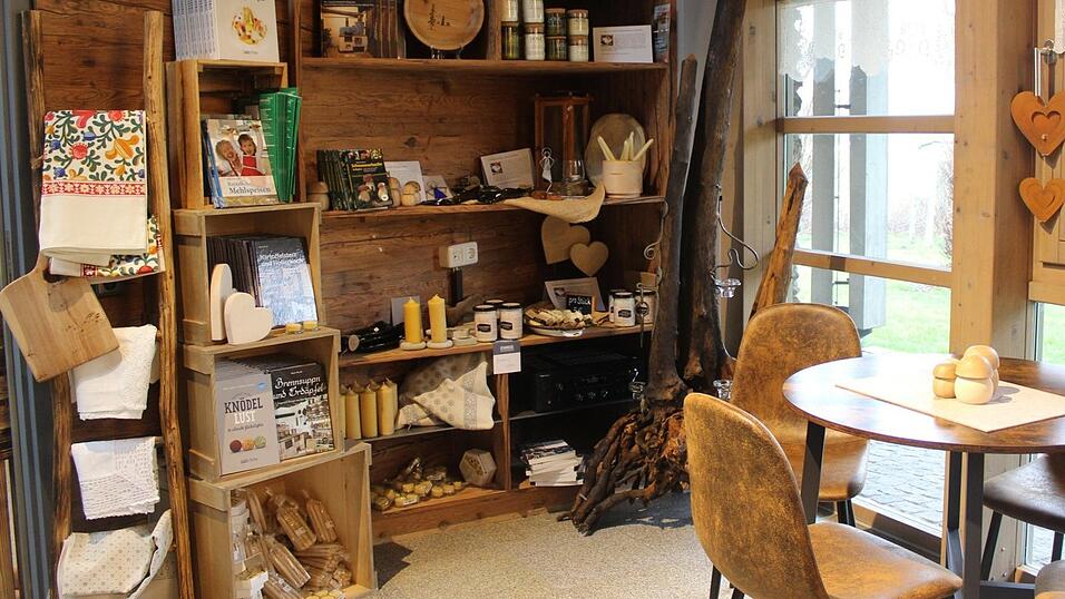 In der gemütlichen 'Waidlerstube' im Kulinarischen Schaufenster können Besucher Platz nehmen und eine Mahlzeit zu sich nehmen.