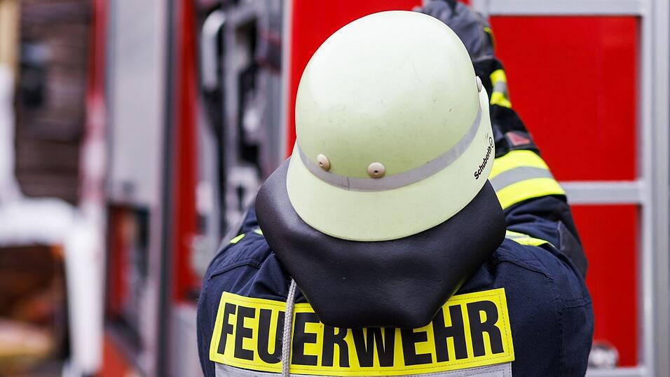 Die Feuerwehr wurde zu einem brennenden Wohnhaus gerufen. (Symbolbild)
