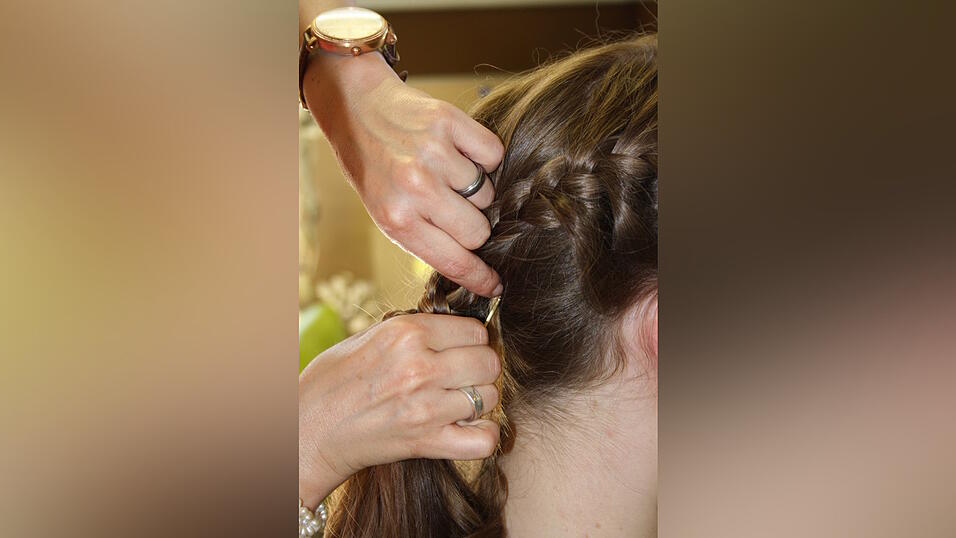 (Foto: Pfeffer)Die Enden werden mit Haarnadeln unter dem Zopf befestigt. Die Frisur mit Haarspray fixieren. (Foto: Pfeffer)Die Enden werden mit Haarnadeln unter dem Zopf befestigt. Die Frisur mit Haarspray fixieren.