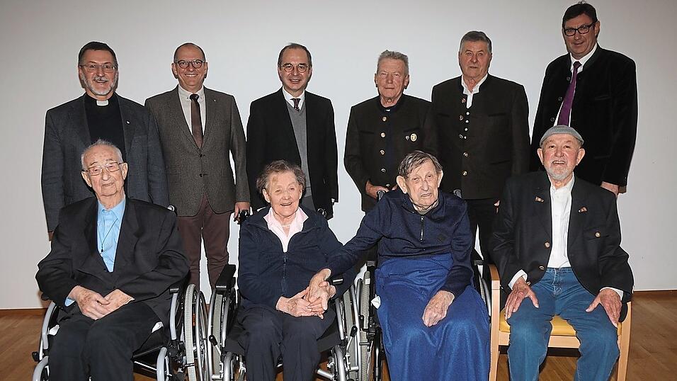 Sitzend von links: Ruhestandspfarrer Johann Wieser (90 Jahre), Marianne Bayerstorfer (85), Korbinian Bayerstorfer (90) und dessen Bruder Martin Bayerstorfer (88), stehend von links: Pfarrer Jacek Jamiolkowski, Bürgermeister Alfons Beilhack (Hohenpolding), Bürgermeister Heinz Grundner (Dorfen), Bartholomäus Holzinger und Hans Forster (beide Schützengesellschaft Gemütlichkeit Sulding) sowie Landrat und Sohn Martin Bayerstorfer. Sitzend von links: Ruhestandspfarrer Johann Wieser (90 Jahre), Marianne Bayerstorfer (85), Korbinian Bayerstorfer (90) und dessen Bruder Martin Bayerstorfer (88), stehend von links: Pfarrer Jacek Jamiolkowski, Bürgermeister Alfons Beilhack (Hohenpolding), Bürgermeister Heinz Grundner (Dorfen), Bartholomäus Holzinger und Hans Forster (beide Schützengesellschaft Gemütlichkeit Sulding) sowie Landrat und Sohn Martin Bayerstorfer.