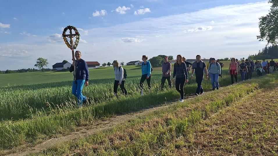 Gut zu Fu&szlig;: Im Zeichen des Kreuzes marschiert die Pilgergruppe nach Landshut.