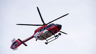 Ein Rettungshubschrauber war nach einem Unfall bei Waldarbeiten im Einsatz. (Symbolbild) Ein Rettungshubschrauber war nach einem Unfall bei Waldarbeiten im Einsatz. (Symbolbild)
