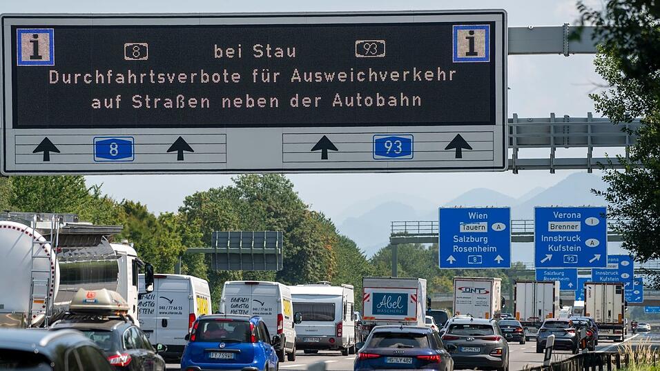 Seit vergangenem Sommer gelten an Wochenenden und Feiertagen an A8 und A93 Abfahrverbote. (Symbolbild)