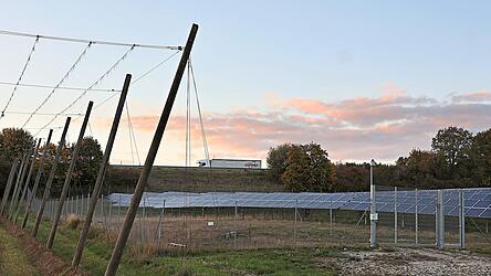 Rund 180 Hektar an Fl&auml;chen f&uuml;r Photovoltaikanlagen zus&auml;tzlich zu den bestehenden Anlagen, wie hier bei Oberempfenbach an der Autobahn, w&uuml;rde zur Energieversorgung des geplanten Rechenzentrums ben&ouml;tigt.