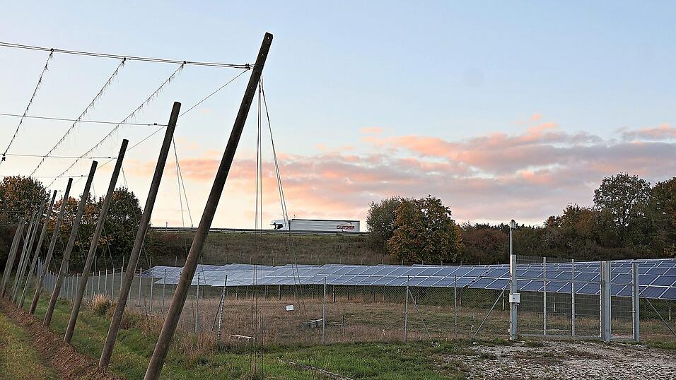 Rund 180 Hektar an Flächen für Photovoltaikanlagen zusätzlich zu den bestehenden Anlagen, wie hier bei Oberempfenbach an der Autobahn, würde zur Energieversorgung des geplanten Rechenzentrums benötigt. Rund 180 Hektar an Flächen für Photovoltaikanlagen zusätzlich zu den bestehenden Anlagen, wie hier bei Oberempfenbach an der Autobahn, würde zur Energieversorgung des geplanten Rechenzentrums benötigt.