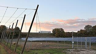 Rund 180 Hektar an Flächen für Photovoltaikanlagen zusätzlich zu den bestehenden Anlagen, wie hier bei Oberempfenbach an der Autobahn, würde zur Energieversorgung des geplanten Rechenzentrums benötigt. Rund 180 Hektar an Flächen für Photovoltaikanlagen zusätzlich zu den bestehenden Anlagen, wie hier bei Oberempfenbach an der Autobahn, würde zur Energieversorgung des geplanten Rechenzentrums benötigt.