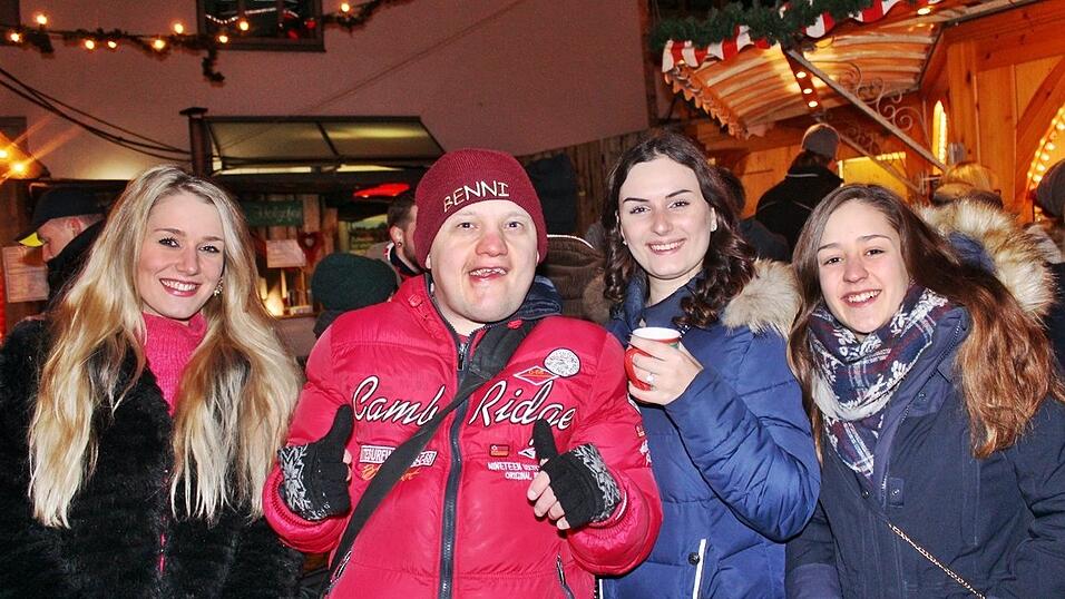 Auch am Samstag, 15. Dezember, strömten wieder etliche Besucher aus Landshut und Umgebung zur Weihnachtspyramide am Alten Viehmarkt. Auch am Samstag, 15. Dezember, strömten wieder etliche Besucher aus Landshut und Umgebung zur Weihnachtspyramide am Alten Viehmarkt.