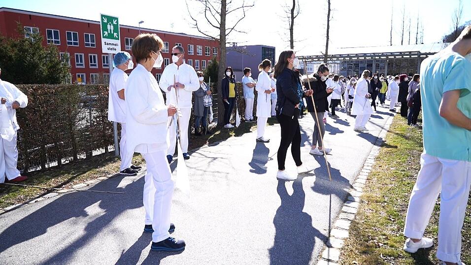 Trotz Abstandsregeln lie&szlig;en sich die Fans die Laune nicht verderben.