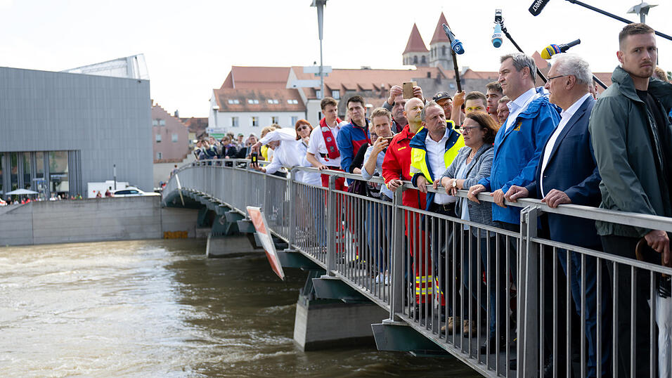 Thorsten Glauber (l-r, Freie Wähler), Umweltminister von Bayern, Gertrud Maltz-Schwarzfischer (SPD), Oberbürgermeisterin von Regensburg, Markus Söder (CSU), Ministerpräsident von Bayern und Joachim Herrmann (CSU), Innenminister von Bayern besuchen die Hochwasserregion in der Altstadt. Thorsten Glauber (l-r, Freie Wähler), Umweltminister von Bayern, Gertrud Maltz-Schwarzfischer (SPD), Oberbürgermeisterin von Regensburg, Markus Söder (CSU), Ministerpräsident von Bayern und Joachim Herrmann (CSU), Innenminister von Bayern besuchen die Hochwasserregion in der Altstadt.