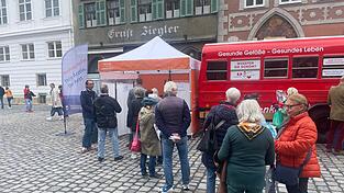Viele Interessierte erkundigten sich am Donnerstag in der Landshuter Altstadt zu Herzgesundheit und Risikofaktoren. Links mit im Bild: Dr. Maximilian Winhard