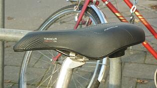 Einen Fahrradsattel zu montieren, ist nicht gerade Raketenwissenschaft...