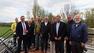 Der zuk&uuml;nftige Betreiber Cristiano Romagna (Sechster von links) freut sich gemeinsam mit B&uuml;rgermeister Martin Stoiber (Zweiter von links) sowie Vertretern des Stadtrats und Baubeteiligten auf die Er&ouml;ffnung.