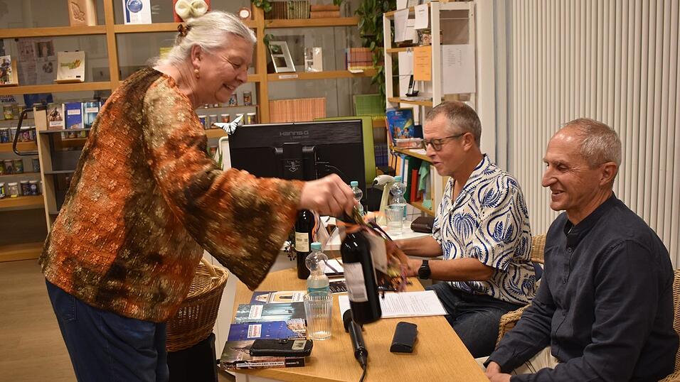 Als Leiterin der Gemeindebücherei dankte Heike Födlmeier dem Autor Hans Weber (links) und dem Deutschlehrer Franz-Josef Scheidhammer. Als Leiterin der Gemeindebücherei dankte Heike Födlmeier dem Autor Hans Weber (links) und dem Deutschlehrer Franz-Josef Scheidhammer.