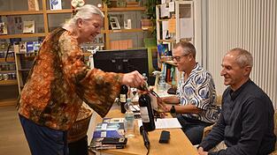 Als Leiterin der Gemeindebücherei dankte Heike Födlmeier dem Autor Hans Weber (links) und dem Deutschlehrer Franz-Josef Scheidhammer. Als Leiterin der Gemeindebücherei dankte Heike Födlmeier dem Autor Hans Weber (links) und dem Deutschlehrer Franz-Josef Scheidhammer.