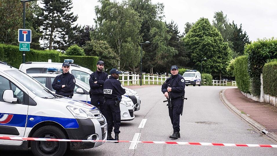 W&auml;hrend des t&ouml;dlichen Angriffs auf eine Polizistenfamilie in Frankreich hat sich der T&auml;ter auf die Terrororganisation Islamischer Staat (IS) berufen. Medienberichten zufolge hatte der Mann ein Livevideo aus der Wohnung seiner Opfer auf Facebook gesendet.