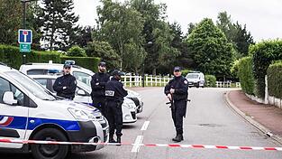 Während des tödlichen Angriffs auf eine Polizistenfamilie in Frankreich hat sich der Täter auf die Terrororganisation Islamischer Staat (IS) berufen. Medienberichten zufolge hatte der Mann ein Livevideo aus der Wohnung seiner Opfer auf Facebook gesendet. Während des tödlichen Angriffs auf eine Polizistenfamilie in Frankreich hat sich der Täter auf die Terrororganisation Islamischer Staat (IS) berufen. Medienberichten zufolge hatte der Mann ein Livevideo aus der Wohnung seiner Opfer auf Facebook gesendet.