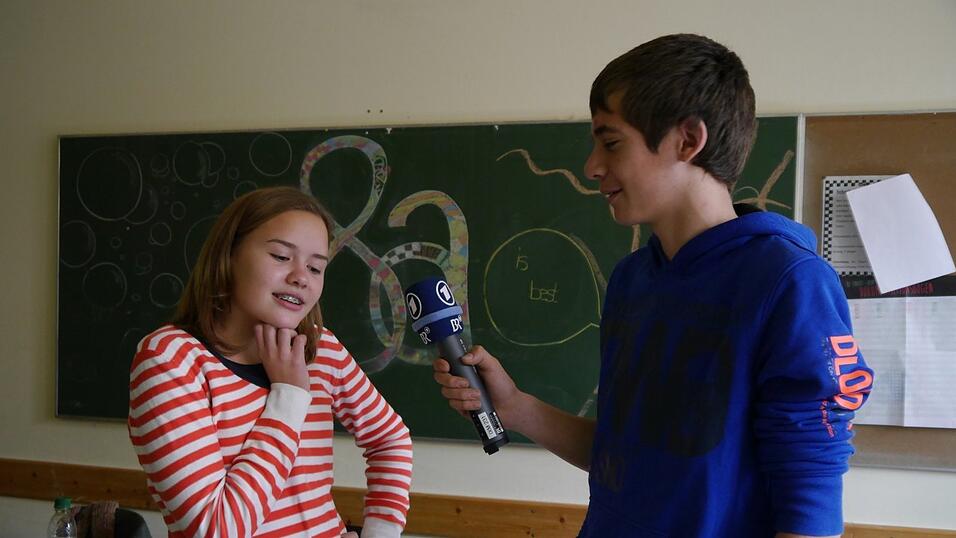 Im Reportertraining übten die Schüler das Interviewen.