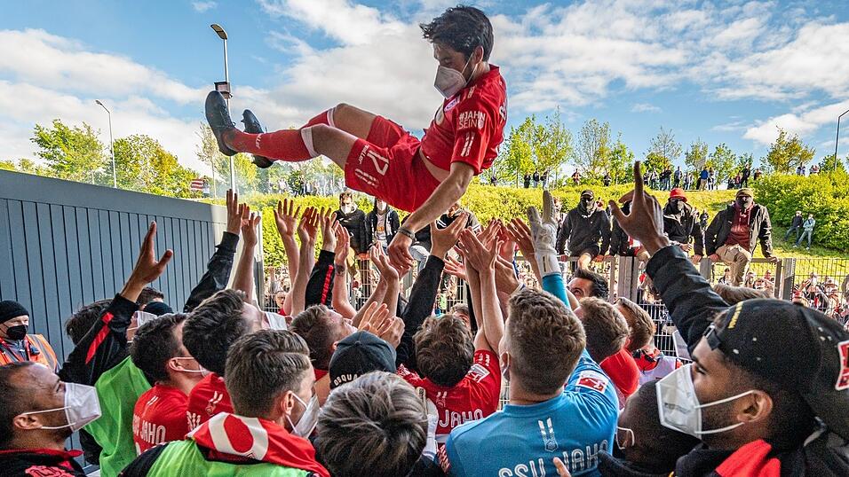 Mit einem 3:0-Sieg gegen den FC St. Pauli beendete Hein am 23. Mai 2021 seine Spielerkarriere. Heute ist der Heilpraktiker nur noch selten am Ball - meist im heimischen Wohnzimmer mit seinem kleinen Sohn.&nbsp;