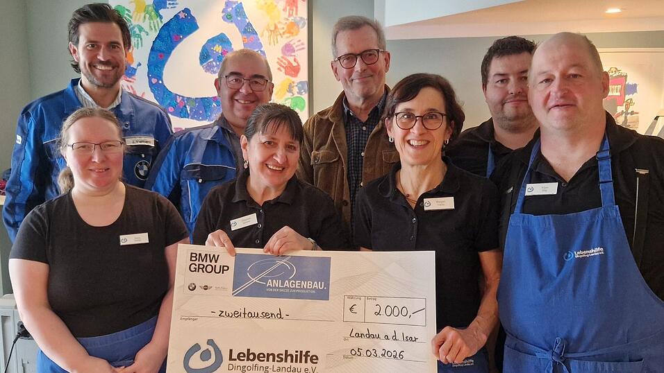 Die Spenden&uuml;bergabe im Altstadtcaf&eacute; mit Johannes Viehbeck (hinten v.l.) und Konrad Hofmaier vom BMW Anlagenbau, Lebenshilfevorsitzendem Helmut Steininger und dem Team des Inklusionscaf&eacute;s mit Raphael Langner, Sonja Stangl (vorne v.l.), Elisabeth Spanner, Margret Veicht und Klaus Illig.