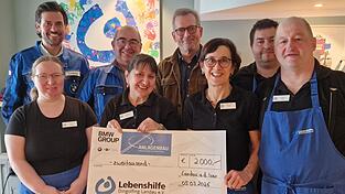 Die Spenden&uuml;bergabe im Altstadtcaf&eacute; mit Johannes Viehbeck (hinten v.l.) und Konrad Hofmaier vom BMW Anlagenbau, Lebenshilfevorsitzendem Helmut Steininger und dem Team des Inklusionscaf&eacute;s mit Raphael Langner, Sonja Stangl (vorne v.l.), Elisabeth Spanner, Margret Veicht und Klaus Illig.