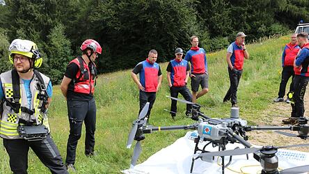 Die Bergwacht-Drohnenpiloten Robert Knollmann (v.l.) vom Schliersee und Florian Lohse aus Wolfratshausen mit ihrem Ger&auml;t.