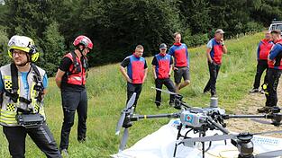 Die Bergwacht-Drohnenpiloten Robert Knollmann (v.l.) vom Schliersee und Florian Lohse aus Wolfratshausen mit ihrem Ger&auml;t.