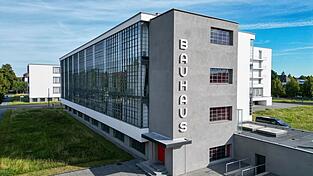Blick auf das Bauhausgebäude in der Gropiusallee in Dessau - Ende 1925 zog das Bauhaus von Weimar nach Dessau und erlebte dort seine Blütezeit. Blick auf das Bauhausgebäude in der Gropiusallee in Dessau - Ende 1925 zog das Bauhaus von Weimar nach Dessau und erlebte dort seine Blütezeit.