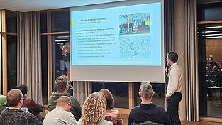 Bürgermeister Karl Steinkirchner spricht bei der Bürgerversammlung einen bunten Themenmix an. Bürgermeister Karl Steinkirchner spricht bei der Bürgerversammlung einen bunten Themenmix an.