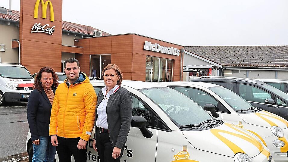 Der Lieferdienst der Chamer McDonald's-Filiale hat sich mittlerweile etabliert, freuen sich Gebietsleiterin Martina Rosenhammer (links) und Restaurantleiterin Kornelia Schulz. Der Lieferdienst der Chamer McDonald's-Filiale hat sich mittlerweile etabliert, freuen sich Gebietsleiterin Martina Rosenhammer (links) und Restaurantleiterin Kornelia Schulz.