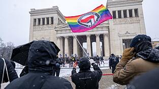 Die Polizei hielt die Teilnehmer der beiden Demonstrationen auf Abstand. Die Polizei hielt die Teilnehmer der beiden Demonstrationen auf Abstand.