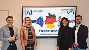 Julian Friedrich (von links) und Bianca Hölzl (Kommunikation BMW Dingolfing), Stefanie Vögl und Felix Wälischmiller (Vorsitzende der Wirtschaftsjunioren Dingolfing-Landau) stellten das Programm des Wirtschaftstags 2025 vor. Julian Friedrich (von links) und Bianca Hölzl (Kommunikation BMW Dingolfing), Stefanie Vögl und Felix Wälischmiller (Vorsitzende der Wirtschaftsjunioren Dingolfing-Landau) stellten das Programm des Wirtschaftstags 2025 vor.