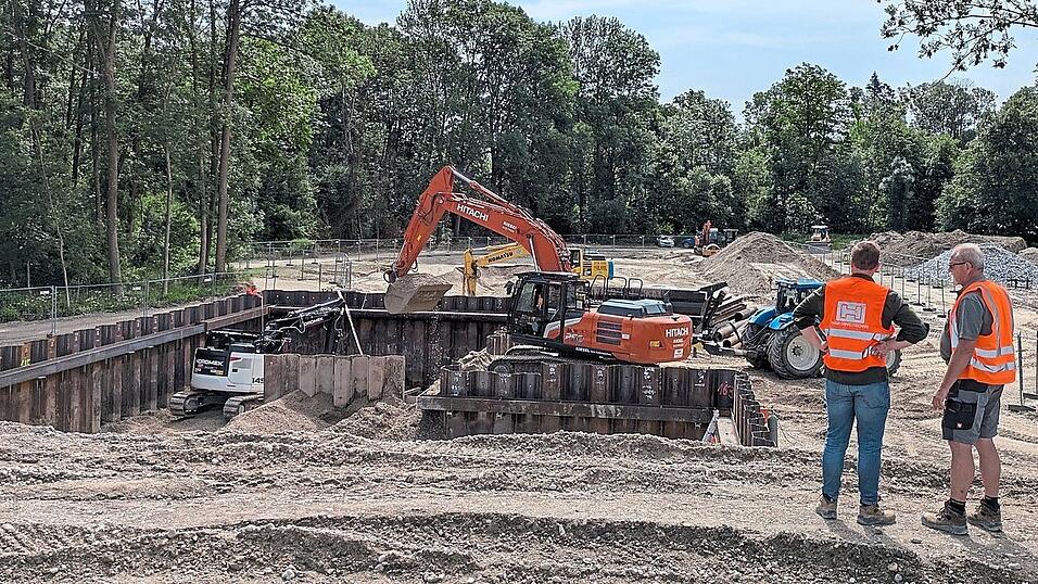 Hunderte Kubikmeter Beton und Tausende Quadratmeter Spundw&auml;nde werden voraussichtlich noch bis Ende n&auml;chsten Jahres nahe der Isarbr&uuml;cke bei Niederp&ouml;ring verbaut, um die Isar kontrolliert in die Landschaft flie&szlig;en und somit neue Naturr&auml;ume entstehen zu lassen.