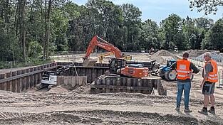 Hunderte Kubikmeter Beton und Tausende Quadratmeter Spundw&auml;nde werden voraussichtlich noch bis Ende n&auml;chsten Jahres nahe der Isarbr&uuml;cke bei Niederp&ouml;ring verbaut, um die Isar kontrolliert in die Landschaft flie&szlig;en und somit neue Naturr&auml;ume entstehen zu lassen.