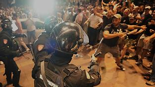 Laut Staatschef Vucic wurden Dutzende Zivilisten und auch mehrere Militärpolizisten verletzt. (Archivbild)