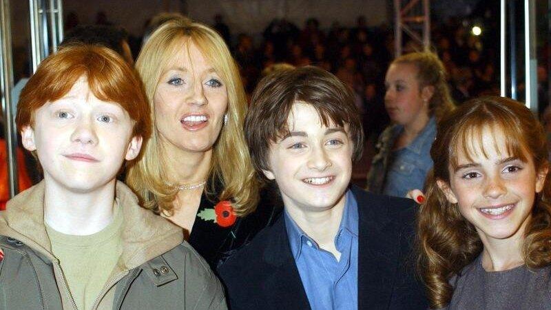 Die Schauspieler Rupert Grint (vorn, l-r), Daniel Radcliffe und Emma Watson und die Autorin J. K. Rowling bei der Weltpremiere des ersten Harry-Potter-Films 'Harry Potter und der Stein der Weisen' im November 2001. Die Schauspieler Rupert Grint (vorn, l-r), Daniel Radcliffe und Emma Watson und die Autorin J. K. Rowling bei der Weltpremiere des ersten Harry-Potter-Films 'Harry Potter und der Stein der Weisen' im November 2001.