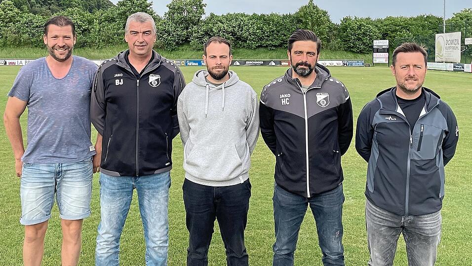 Abteilungsleiter Markus Mirter (l.), die sportlichen Leiter Jürgen Bauer (2.v.l.) und Thomas Seitz (r.) mit Co-Trainer Thomas Semmelmann (2.v.r) und dem neuen Cheftrainer André Kleinknecht (Mitte). Abteilungsleiter Markus Mirter (l.), die sportlichen Leiter Jürgen Bauer (2.v.l.) und Thomas Seitz (r.) mit Co-Trainer Thomas Semmelmann (2.v.r) und dem neuen Cheftrainer André Kleinknecht (Mitte).