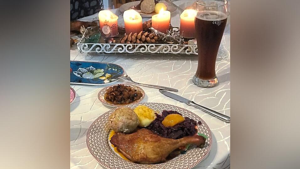Ente, Knödel, Blaukraut, ein kühles Getränk und der Schein von vier Kerzen - viel besser geht der 4. Advent nicht. Ente, Knödel, Blaukraut, ein kühles Getränk und der Schein von vier Kerzen - viel besser geht der 4. Advent nicht.