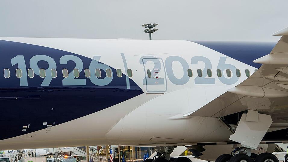 Die Boeing 787 mit &laquo;100 Jahre Kranich&raquo;-Sonderlackierung tr&auml;gt die Jahreszahlen 1926 / 2026 auf der Seite.