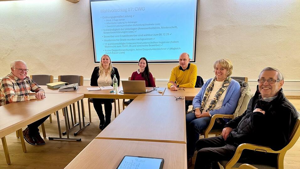 Gaben &bdquo;gr&uuml;nes Licht&ldquo; f&uuml;r die Wahl in Furth: Der Wahlausschuss mit Erich Pongratz, Selina Brandl, Wahlleiterin Viola Hoppinger, Uli Dimpfl, Christine M&uuml;hlbauer und Max Sch&auml;chtl (von links) am fr&uuml;hen Dienstagabend im Rathaussaal.
