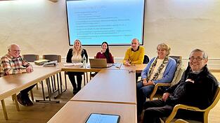 Gaben &bdquo;gr&uuml;nes Licht&ldquo; f&uuml;r die Wahl in Furth: Der Wahlausschuss mit Erich Pongratz, Selina Brandl, Wahlleiterin Viola Hoppinger, Uli Dimpfl, Christine M&uuml;hlbauer und Max Sch&auml;chtl (von links) am fr&uuml;hen Dienstagabend im Rathaussaal.