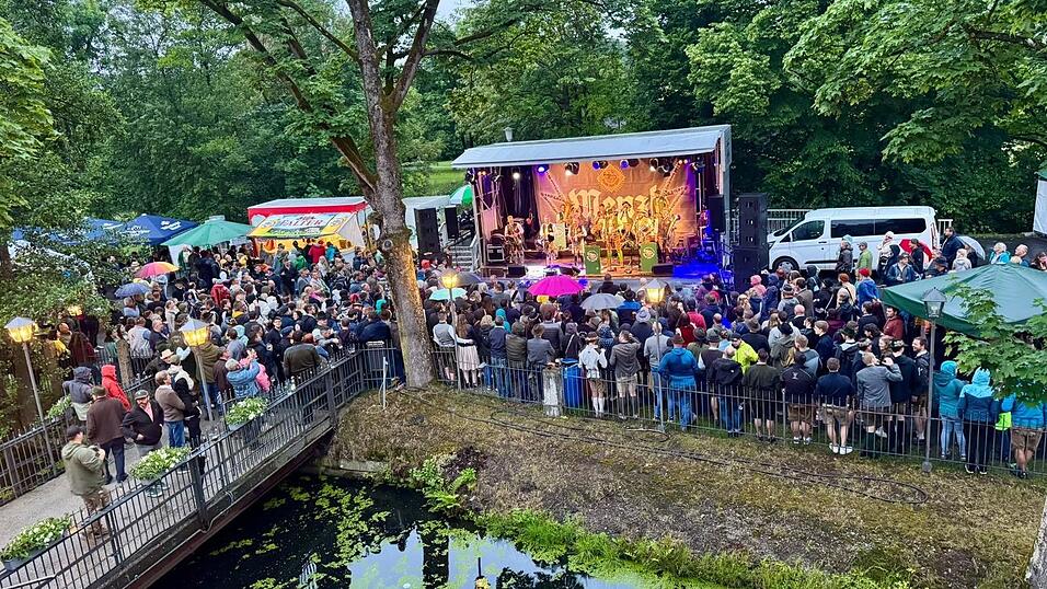 Trotz Nieselregens erlebte das Lindner-Brauereifest am Freitag einen fulminanten Start. Im Hintergrund die Kapelle Menzl auf der Bühne. Fotos: Christian Fischl Trotz Nieselregens erlebte das Lindner-Brauereifest am Freitag einen fulminanten Start. Im Hintergrund die Kapelle Menzl auf der Bühne. Fotos: Christian Fischl