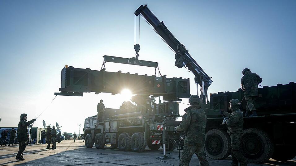 Bundeswehrsoldaten verladen Patriot-Raketen: Künftig sollen EU-weit möglichst einheitliche Waffensysteme beschafft werden. (Archiv) Bundeswehrsoldaten verladen Patriot-Raketen: Künftig sollen EU-weit möglichst einheitliche Waffensysteme beschafft werden. (Archiv)