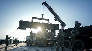 Bundeswehrsoldaten verladen Patriot-Raketen: Künftig sollen EU-weit möglichst einheitliche Waffensysteme beschafft werden. (Archiv)